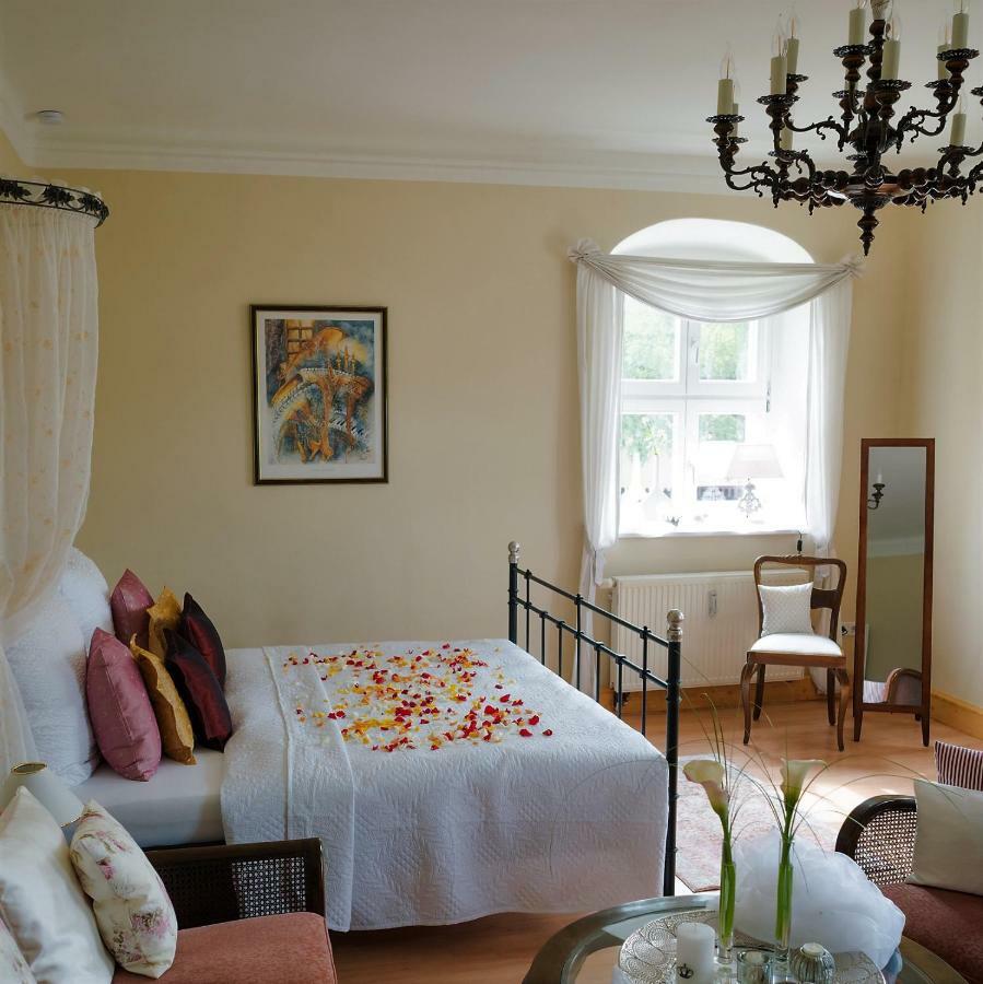 Herrenhaus Kunzwerda Bei Torgau - Aparthotel, Boardinghouse, Wohnen Auf Zeit 外观 照片